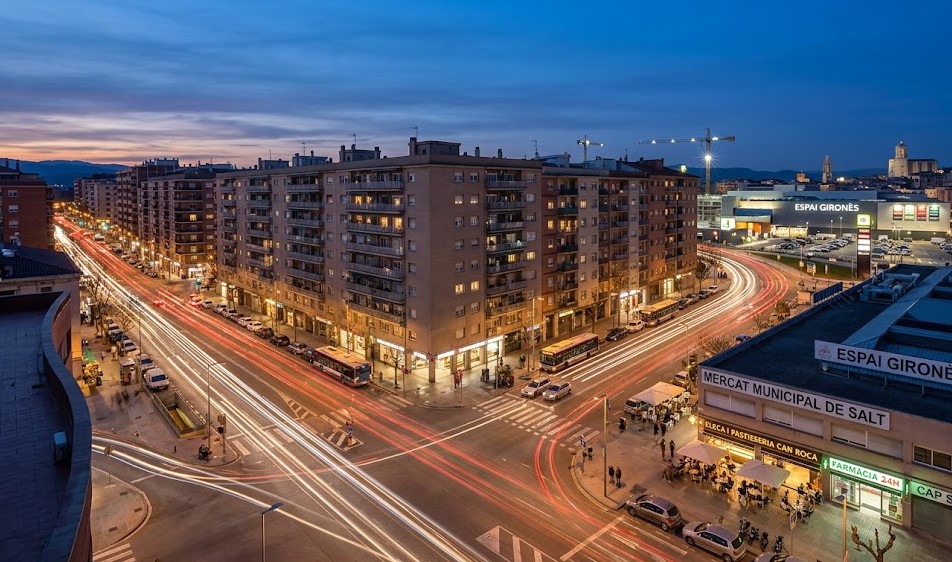 Vista urbana de la ciudad de Salt y sus amplias zonas residenciales conectadas con Girona